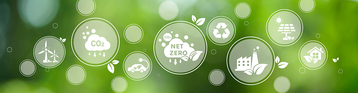 imagem com fundo verde e bolhas com escritos sustentáveis ​​como imagem net zero de reciclagem, turbinas eólicas