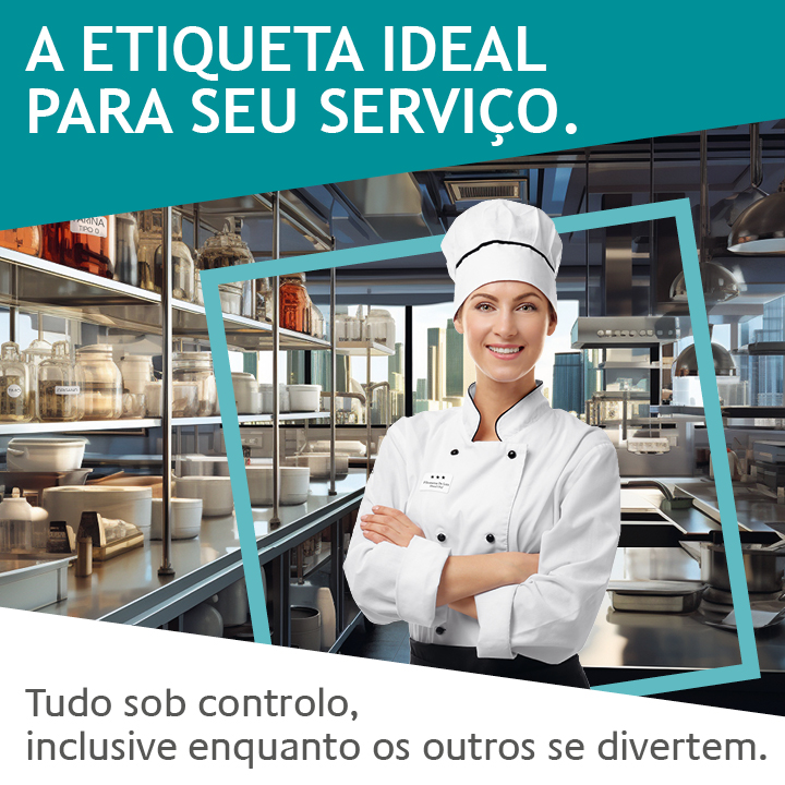 Faixa branca e azul claro com o seguinte escrito: Tudo sob controlo, inclusive enquanto os outros se divertem