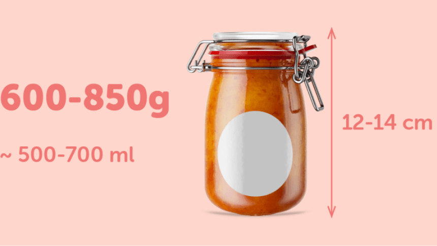 Etiqueta redonda para potes de 600-850g com 12-14cm de altura colocada em um pote de vidro cheio de geleia vermelha
