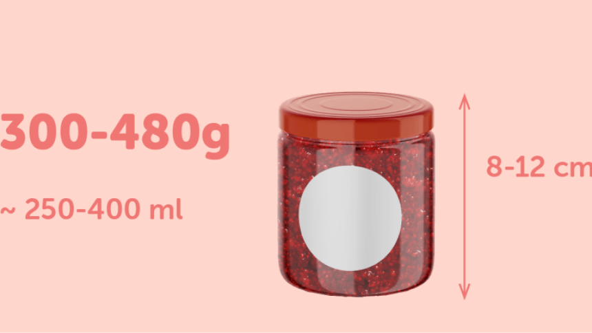 Etiqueta redonda para potes de 300-480g com 8-12cm de altura colocada em um pote de vidro cheio de geleia vermelha