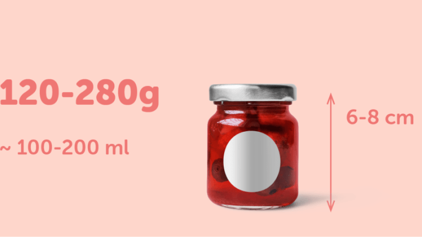 Etiqueta redonda para potes de 120-280g com 6-8cm de altura colocada em um pote de vidro cheio de geleia vermelha