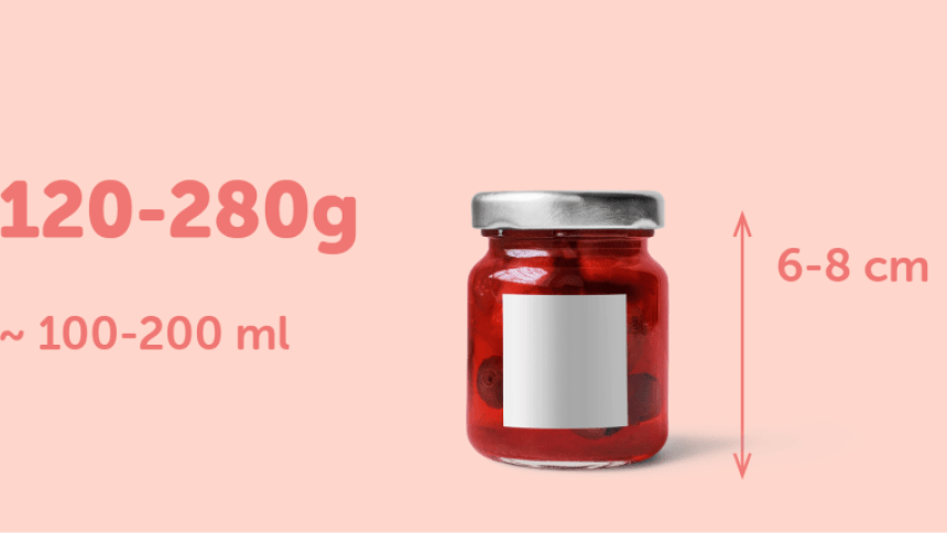 Etiqueta quadrada para potes de 120-280g com 6-8cm de altura colocada em um pote de vidro cheio de geleia 