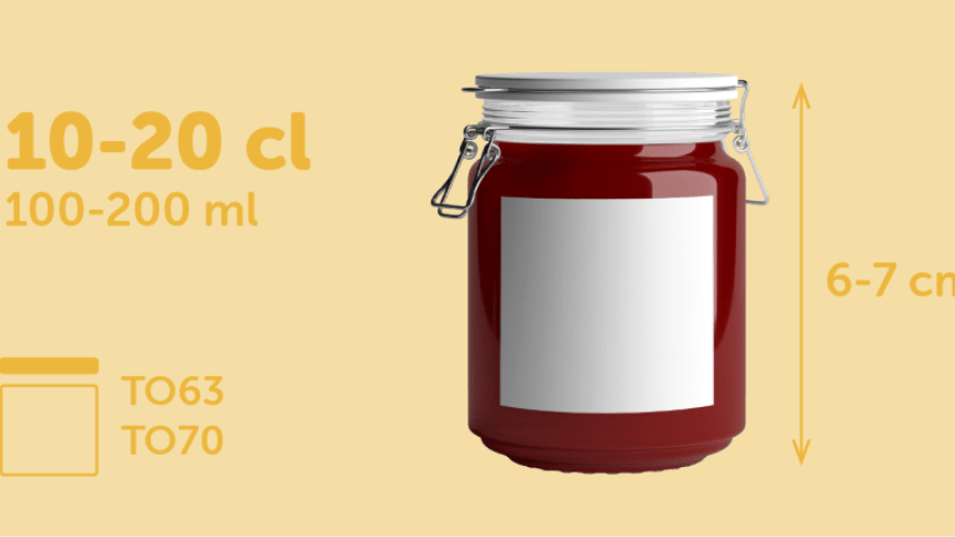 Etiqueta quadrada para potes de 10-20cl com 6-7cm de altura colocada em um pote de vidro cheio de geléia vermelha