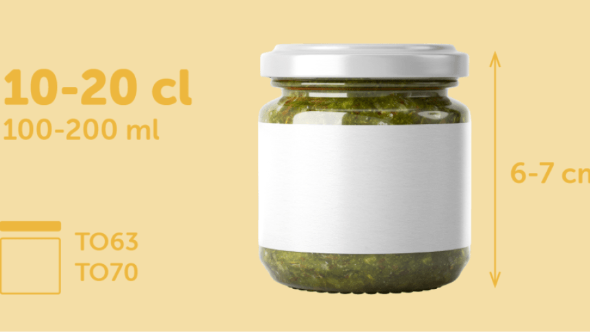 Etiqueta retangular envolvente para potes de 10-20 cl com 6-7 cm de altura colocado em um pote de vidro cheio de pesto