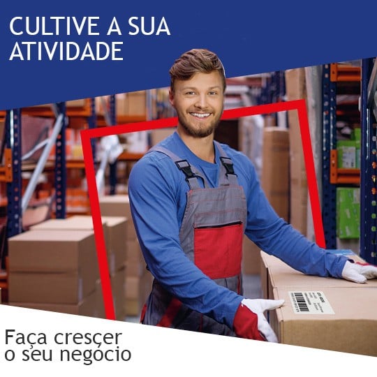 homem em um armazém com uma placa:Faça crescer o seu negócio