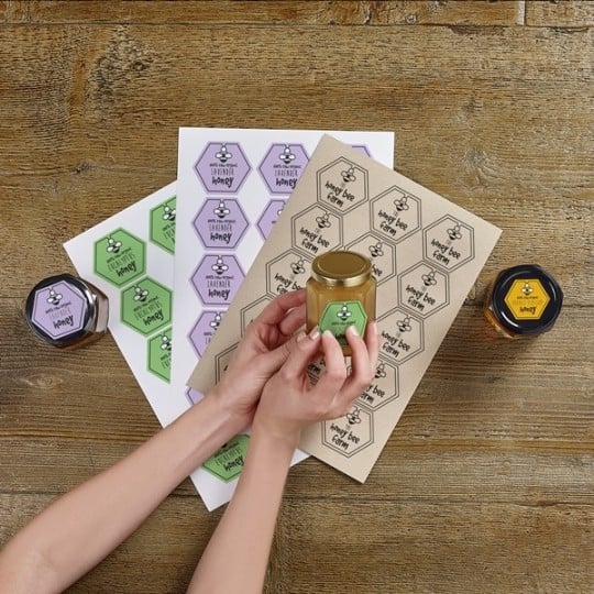 Três folhas de etiquetas adesivas hexagonais personalizadas com imagem de abelha para potes de mel