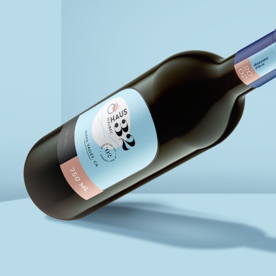 etiqueta adesiva personalizada em formato de arco colocada em garrafa de vidro de vinho