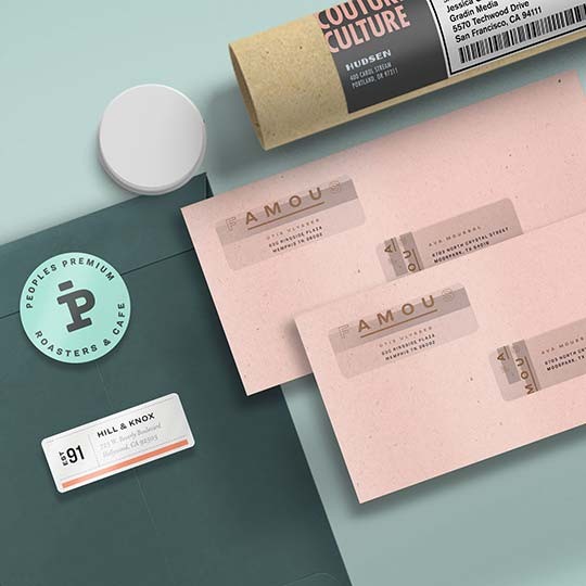 Envelopes rosa e azul com etiquetas adesivas para envio