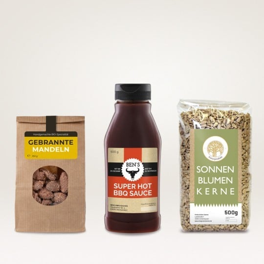 dois pacotes de comida e uma garrafa de molho barbecue com etiquetas adesivas personalizadas indicando o produto