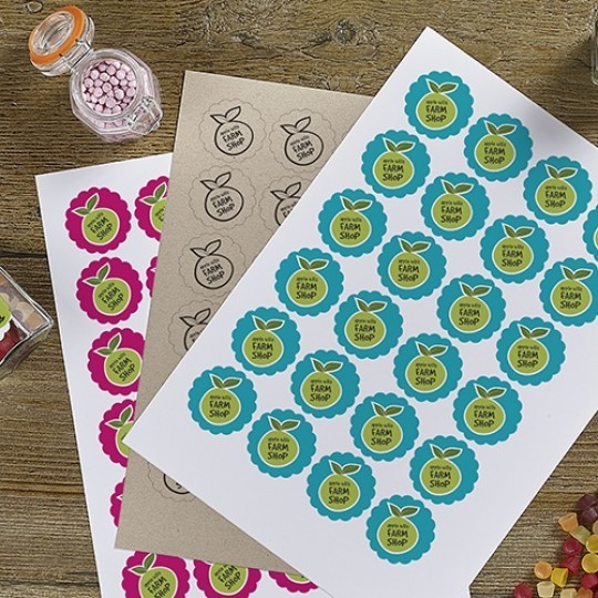 Três folhas branco e marrom com adesivos coloridos de "Farm Shop" com jarra e doces decorativos ao redor