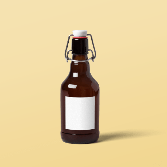 Garrafa de vidro de cerveja com etiqueta branca na frente. Fundo amarelo