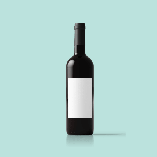Garrafa de vinho de vidro com etiqueta branco retangular na frente. fundo celestial