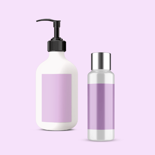 Dois frascos de cosméticos brancos com rótulos roxos. Fundo roxo