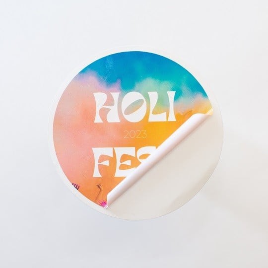 Adesivos personalizados fornecidos individualmente. adesivo redondo com texto do festival holi.