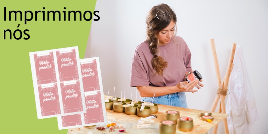 imagem com mulher colando etiquetas já impressas e personalizadas com a escrita: imprimimos nos