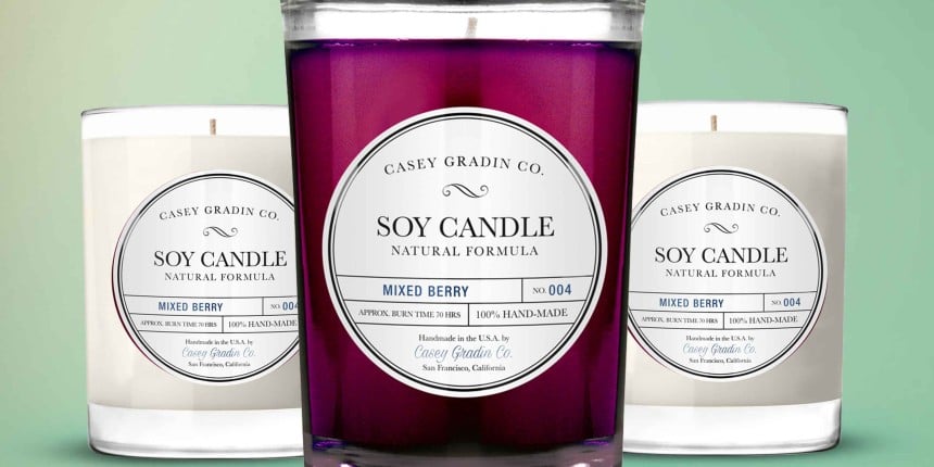 Três potes de vidro para velas. Duas velas brancas e uma roxa. Etiquetas adesivas redondas personalizadas em potes