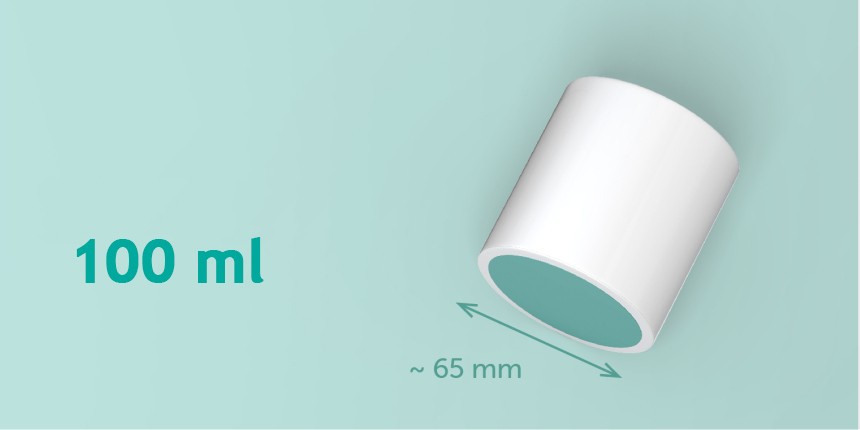 Vela branca de 100 ml com 65 mm de largura e etiqueta verde redonda na parte inferior