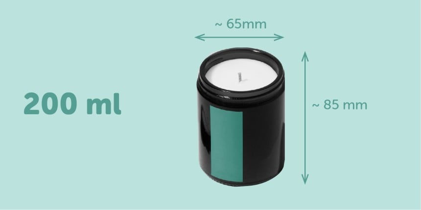 Pote de vela de 200 ml com 85 mm de altura e 65 mm de largura com etiqueta adesiva vertical retangular verde 	