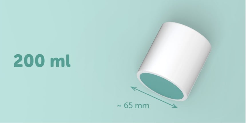 Vela branca de 200 ml com 65 mm de largura e etiqueta verde redonda na parte inferior