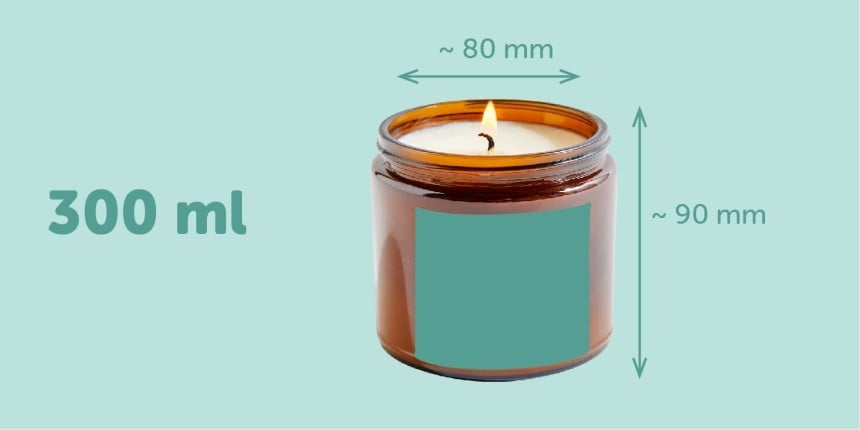 Pote de vela de 300 ml com 90 mm de altura e 80 mm de largura com etiqueta adesiva quadrada verde 