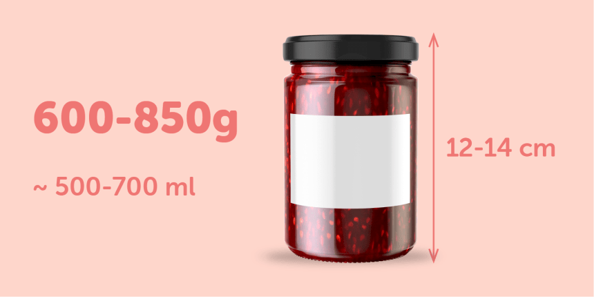 Etiqueta retangular para potes de 600-850g com 12-14cm de altura colocada em um pote de vidro cheio de geleia vermelha