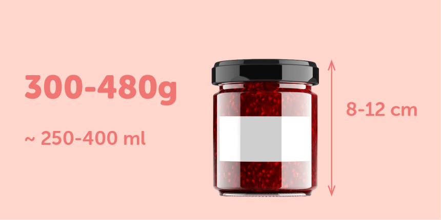 Etiqueta retangular para potes de 300-480g com 8-12cm de altura colocada em um pote de vidro cheio de geleia vermelha
