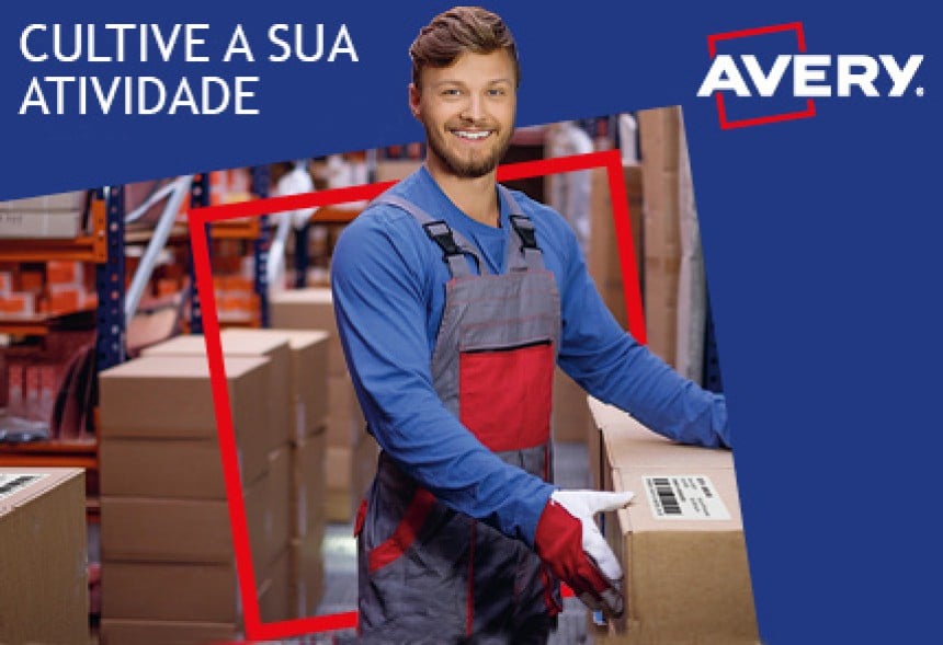 homem em um armazém com uma placa: CULTIVE A SUA ATIVIDADE