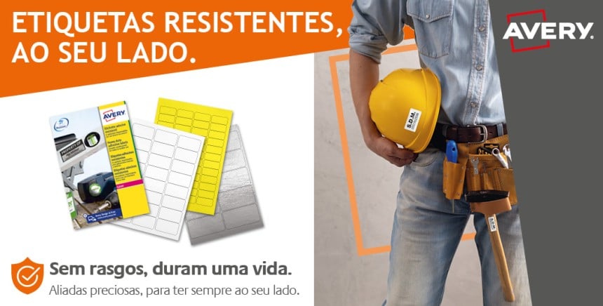 imagem com trabalhador e etiquetas resistentes à escrita ao seu lado