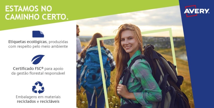 imagem com mulher nas montanhas com mochila e indicações em etiquetas ecológicas, certificação FSC e embalagens recicláveis
