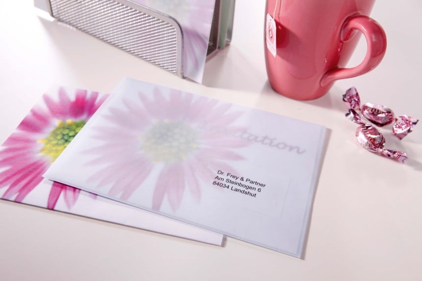 Dois envelopes na mesa com etiqueta adesiva transparente fosca para envio