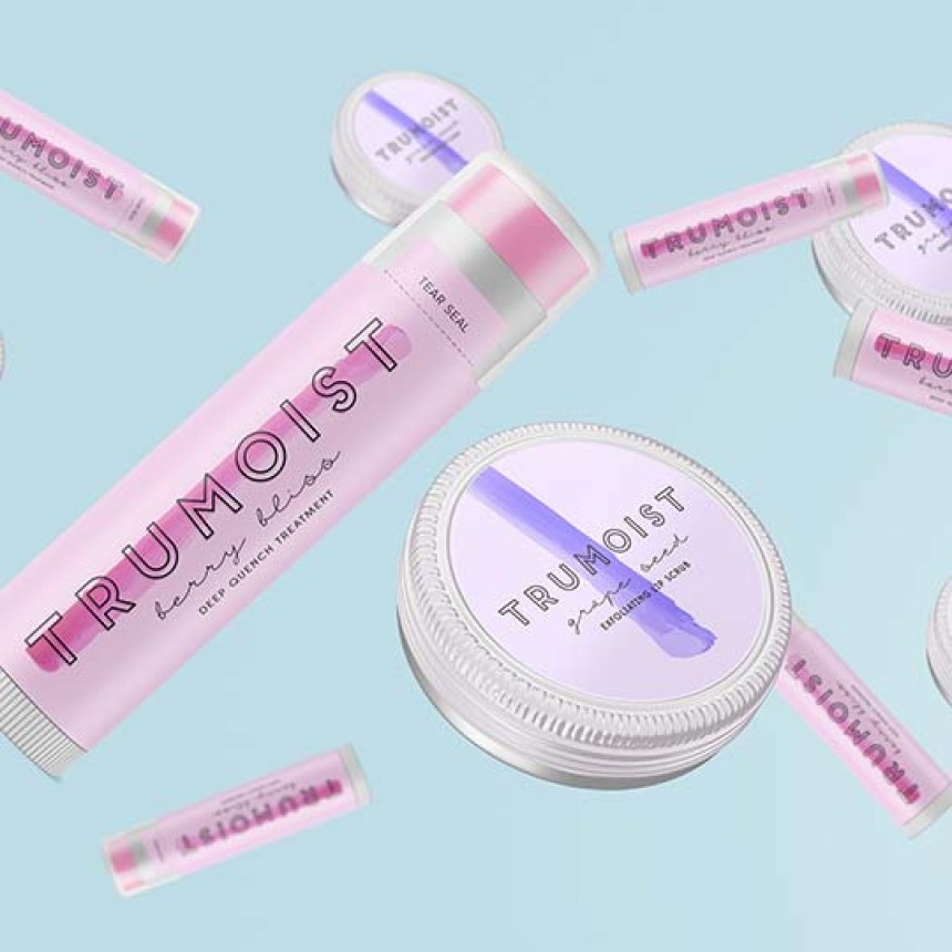 Pote e garrafa de manteiga de cacau com adesivos personalizados para cosmeticos