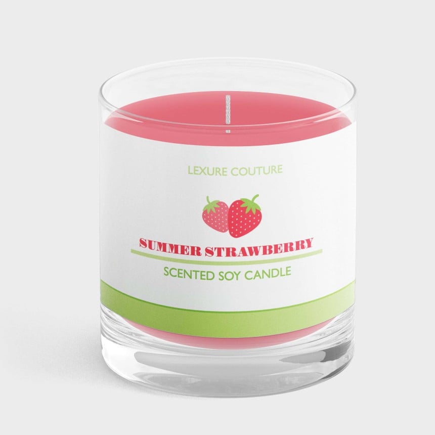 Vela rosa em frasco transparente com etiqueta retangular branca envolvente com desenho de morango