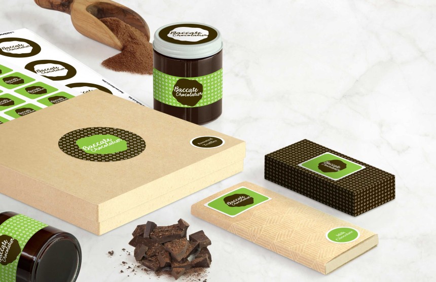 Etiquetas de bolinhas verdes em caixas e potes de diferentes formatos. cacau e chocolate como decoração