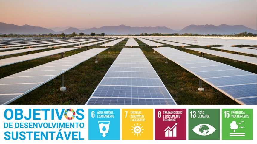 Projeto de energia solar na Índia com o objetivo de compensar emissões. paisagem com painéis fotovoltaicos.