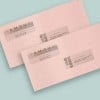 Envelopes rosa com etiquetas adesivas transparentes com detalhes de envio