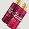 Frascos de xampu e condicionador rosa e roxo com etiquetas adesivas personalizadas à prova d'água com descrições dos produtos