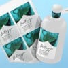 frasco cosmético branco com etiqueta adesiva retangular personalizada indicando o produto