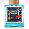 frasco de perfume de vidro com rótulo quadrado personalizado com imagem de peixe e escrita eau de toilette
