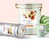 Dois potes de lata e vidro com etiquetas adesivas quadradas personalizadas com descrição do produto