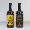 Duas garrafas de vidro para bebidas com duas etiquetas adesivas personalizadas indicando o conteúdo da garrafa