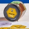 Pote de mel com etiqueta adesiva hexagonal personalizada com imagem de abelha na tampa