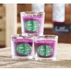Três potes de vidro com velas roxas. Etiquetas adesivas personalizadas ovais verdes para potes