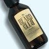 Frasco de vidro para cosméticos. Etiqueta adesiva de papel dourada personalizada com a inscrição Beard Club