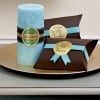 Vela azul com saquinhos de presente marrons com etiquetas adesivas personalizadas de papel dourado redondo