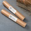 Dois rolos redondos marrons com etiquetas adesivas personalizadas para envio de encomendas