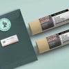 Envelope com etiqueta adesiva e dois rolos para envio com etiquetas adesivas personalizadas