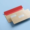 dois envelopes de correspondência marrons com etiquetas adesivas brancas