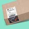 pacote de envio com etiqueta adesiva retangular personalizada anexada