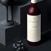 Garrafa de vinho com etiqueta branca personalizada com informações sobre o tipo de vinho