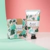 Frasco de sabonete e creme decorado e com etiquetas adesivas personalizadas com flores